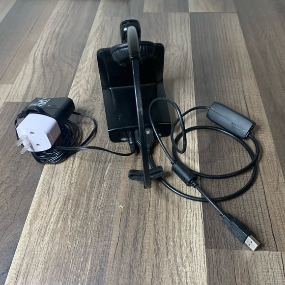 PLANTRONICS c054a wireless headset, USB and power cord included, works fine. - Picture 3 of 8